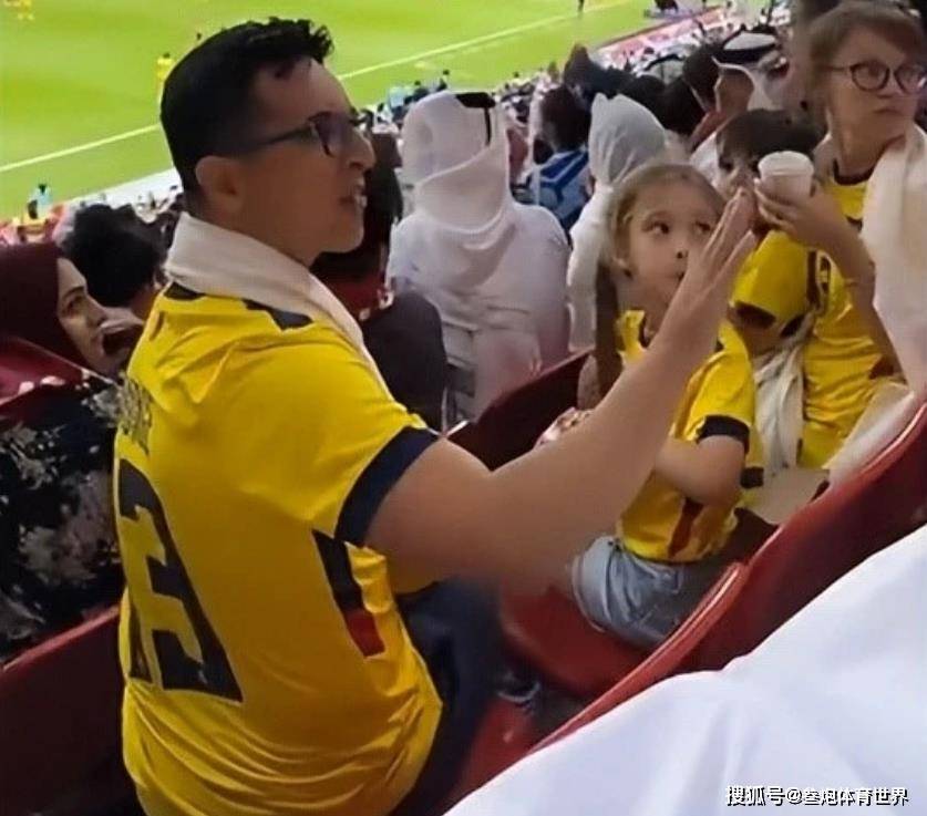 “數(shù)錢(qián)哥”瞬間變臉女球迷撩衣狂歡