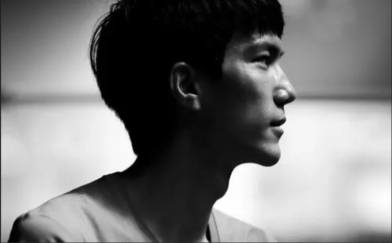 他是中國近30年來最優(yōu)秀的跳高選手，如今