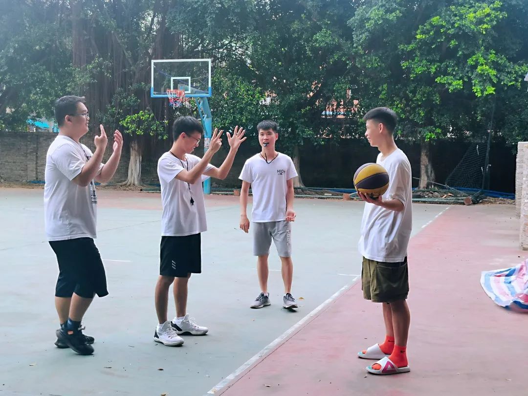 籃球講解規(guī)則詳細(xì)介紹_籃球講解規(guī)則詳細(xì)視頻_籃球場規(guī)則詳細(xì)講解