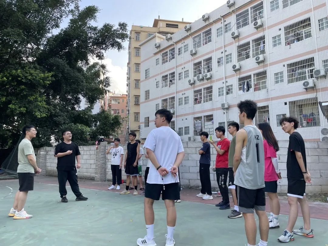 籃球講解規(guī)則詳細(xì)介紹_籃球講解規(guī)則詳細(xì)視頻_籃球場規(guī)則詳細(xì)講解