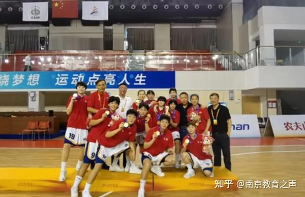 南京九中男籃三獲全國中運(yùn)會冠軍代表團(tuán)首金
