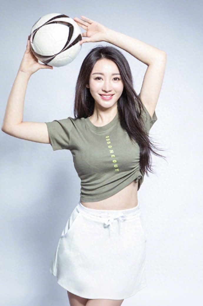 柳巖曬手拿足球美照俏皮嫵媚女球迷