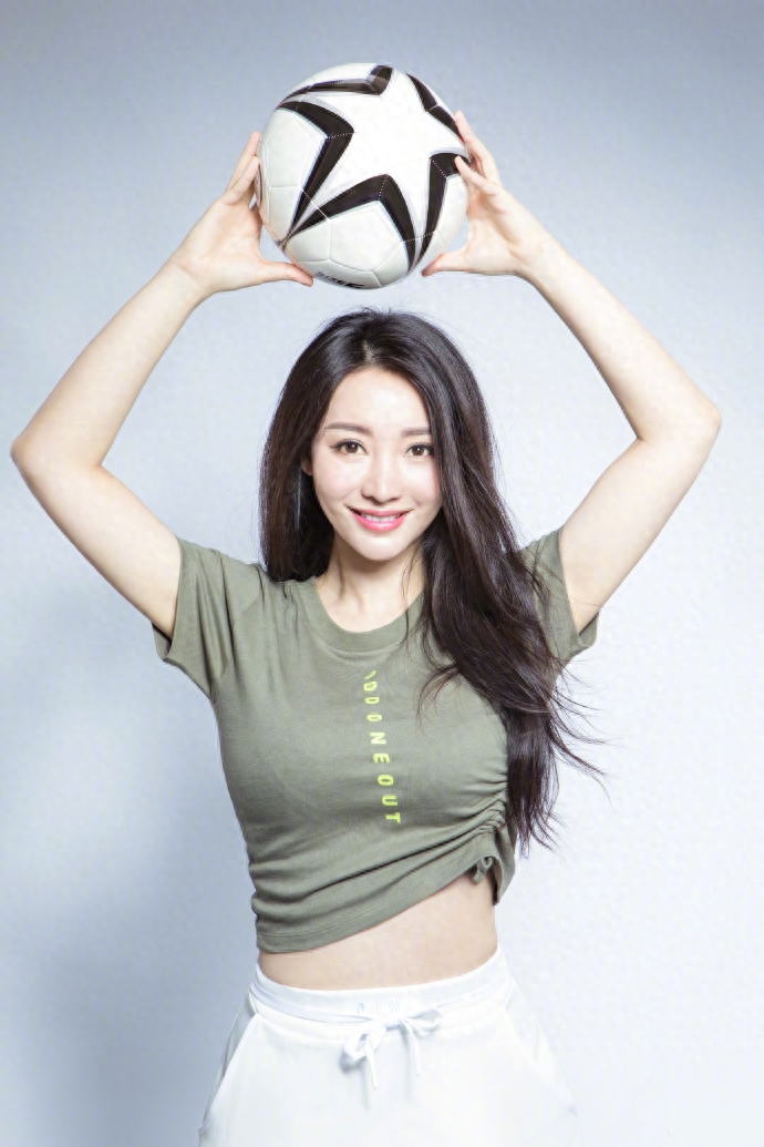柳巖曬靚照關(guān)注世界杯 化身足球?qū)氊?青春可愛俏皮