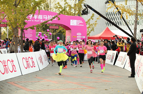 2016女子半程馬拉松鳴槍儀式7000余