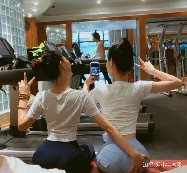 他被一美女拉進(jìn)健身房，免費(fèi)體驗(yàn)了一節(jié)私教