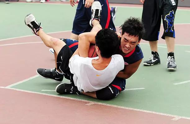 籃球賽正規(guī)規(guī)則_籃球比賽規(guī)則說明_乖人籃球賽規(guī)則