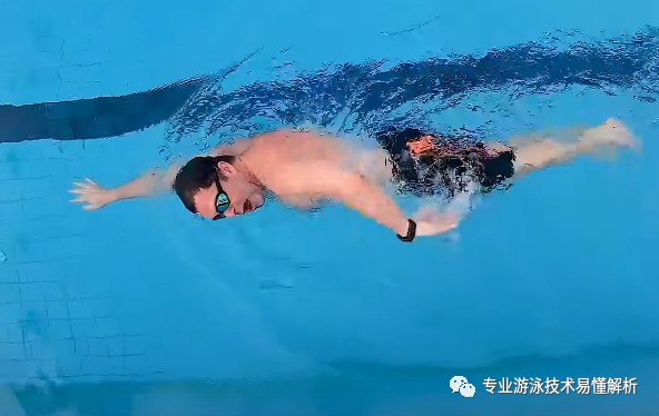 游泳怎么往上游_游泳從下往上游技巧_游泳怎么往下游