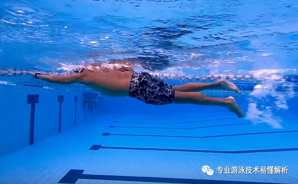 游泳怎么往下游_游泳怎么往上游_游泳從下往上游技巧