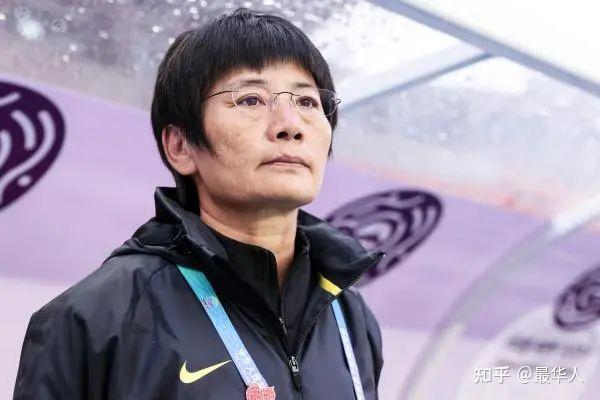 中國女足16年奪9次亞洲杯冠軍郎平很像